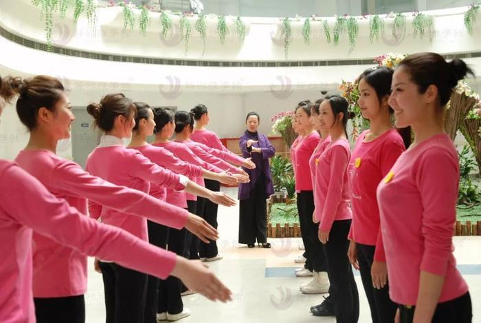 刘诗诗的妈妈居然靠气质火了？这些照片完全美过女儿！