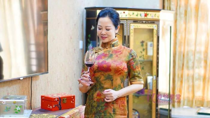 刘诗诗的妈妈居然靠气质火了？这些照片完全美过女儿！