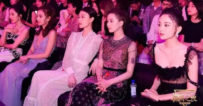 刘诗诗的妈妈居然靠气质火了？这些照片完全美过女儿！