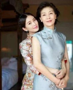刘诗诗的妈妈居然靠气质火了？这些照片完全美过女儿！