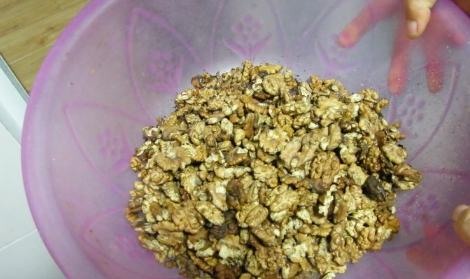 怎么炒核桃仁好吃,核桃仁怎样炒好吃又简单图6