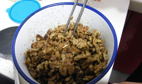 怎么炒核桃仁好吃,核桃仁怎样炒好吃又简单图9