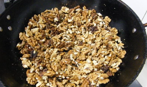 怎么炒核桃仁好吃,核桃仁怎样炒好吃又简单图5