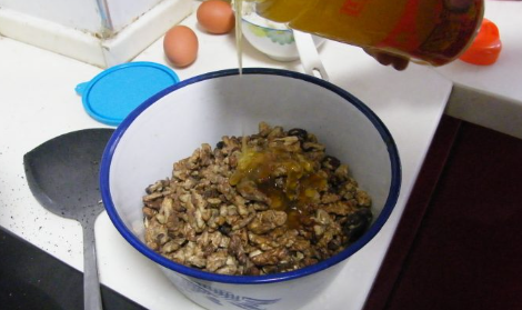 怎么炒核桃仁好吃,核桃仁怎样炒好吃又简单图8