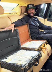 拳王梅威瑟再炫富：乘坐387万元豪车，展示整整两箱子钞票