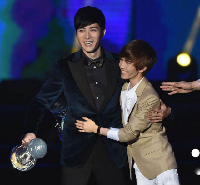 郭敬明“最想删掉”的8张照片, 女星们看他的眼神“太伤人”!