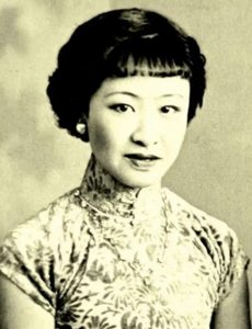 ​末代格格在街头摆起烟摊维持生计，晚年慷慨捐赠全部家传古董