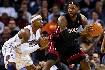 ​首冠之后13年的詹姆斯有多强？常规赛27连胜，背靠背拿下MVP+FMVP