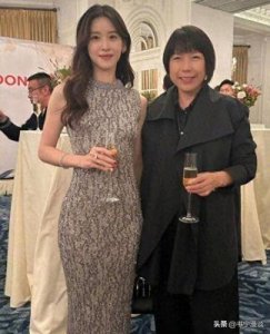 ​章泽天亮相米兰时装周，与小明星同框显得略显尴尬，肌肤状态却令人惊艳