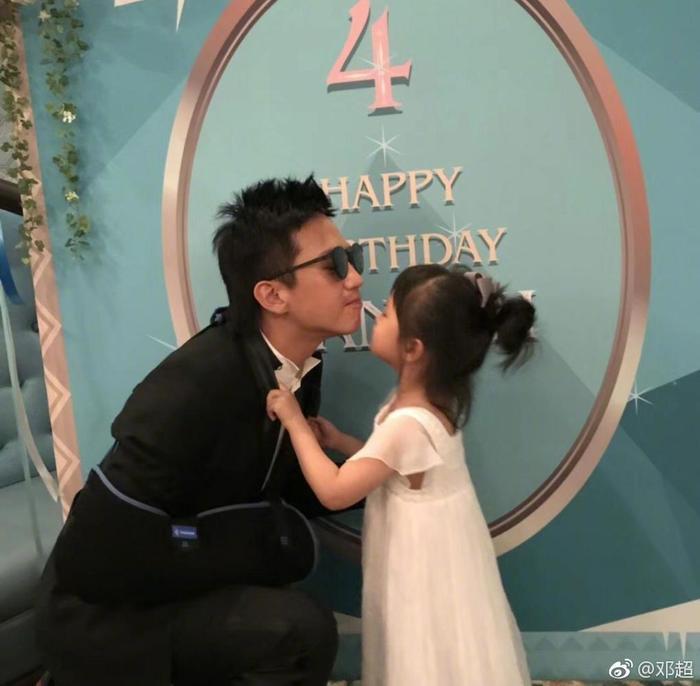 邓超低调为小女庆生，父女昵称太狗血，画面唯美得像动画场景