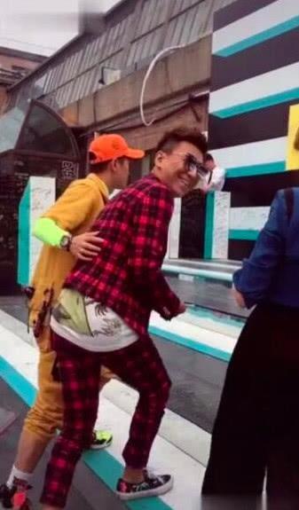 陈羽凡近照曝光：为孤儿院小朋友义唱献爱心，改平头发型消瘦许多