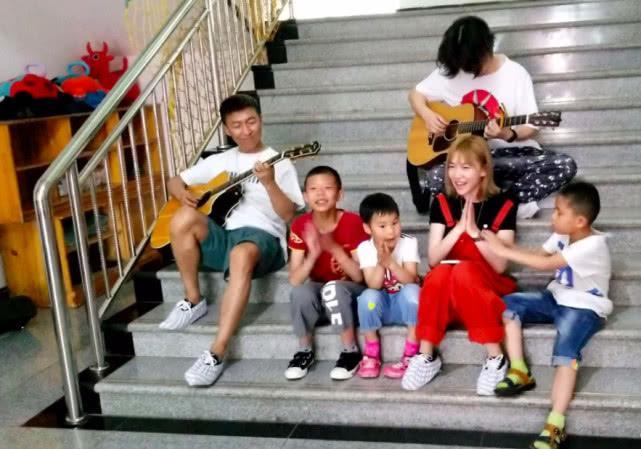 陈羽凡近照曝光：为孤儿院小朋友义唱献爱心，改平头发型消瘦许多