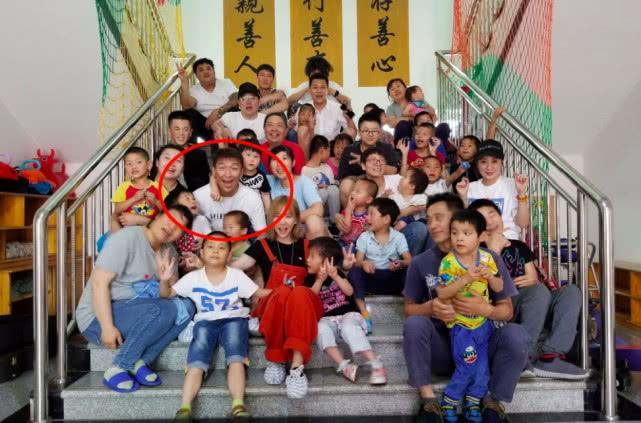 陈羽凡近照曝光：为孤儿院小朋友义唱献爱心，改平头发型消瘦许多