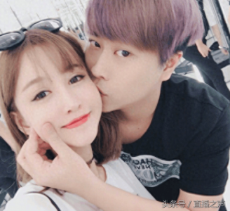 ​LOL：五五开女友真空上阵对他动手动脚，网友“赵梦玥牛逼！”