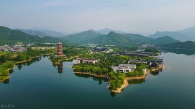 素有“京郊明珠”之称的雁栖湖，就在北京燕山脚下