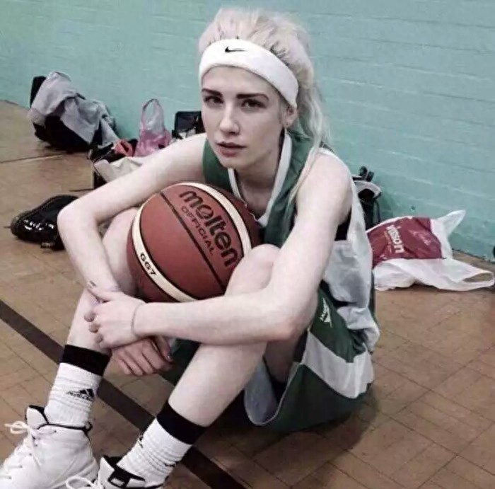 一大拨妹子与篮球的图集！可做头像壁纸！小编收藏！速度拿下