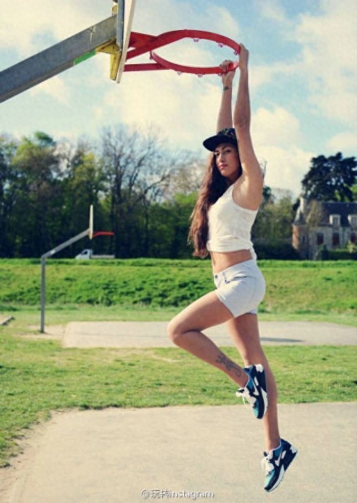 一大拨妹子与篮球的图集！可做头像壁纸！小编收藏！速度拿下