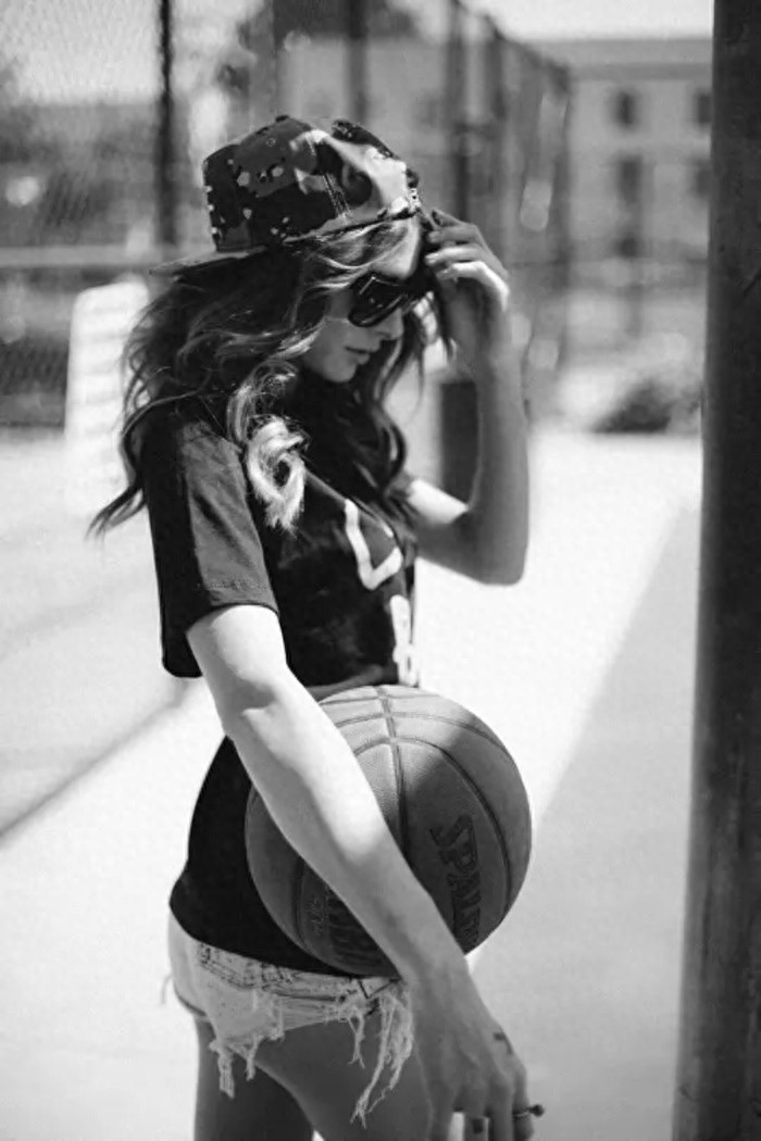 一大拨妹子与篮球的图集！可做头像壁纸！小编收藏！速度拿下