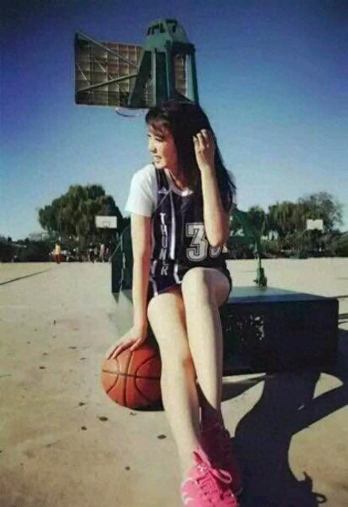 一大拨妹子与篮球的图集！可做头像壁纸！小编收藏！速度拿下