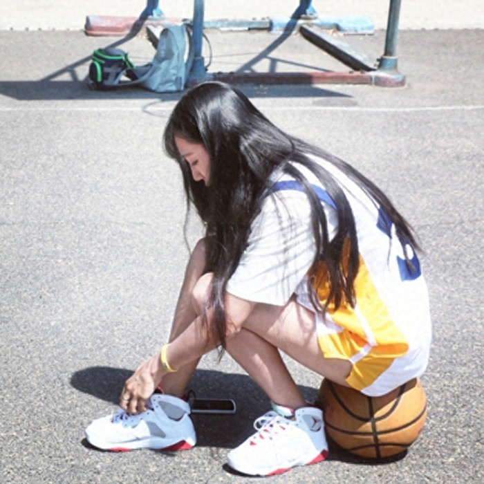 一大拨妹子与篮球的图集！可做头像壁纸！小编收藏！速度拿下