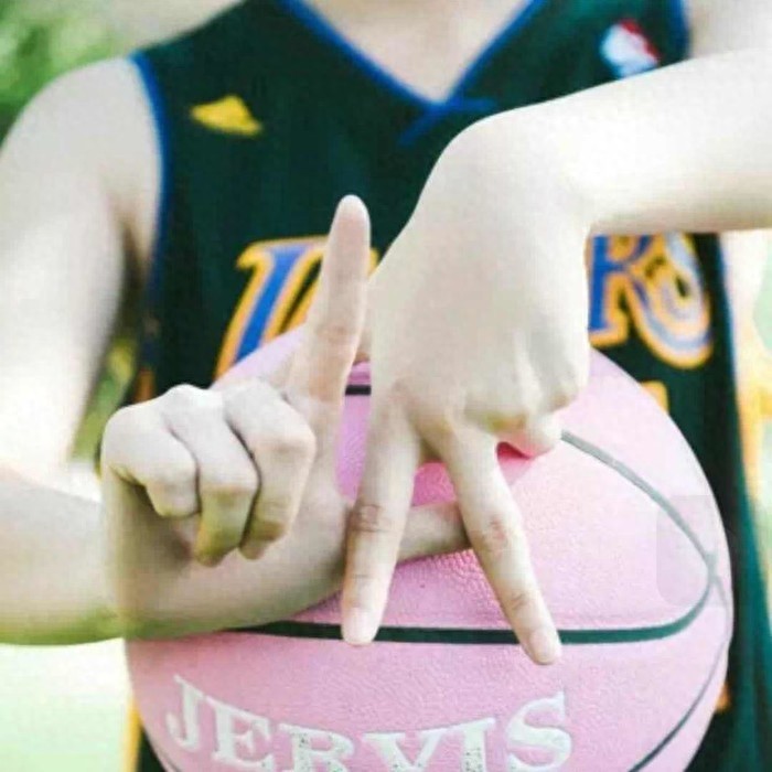 一大拨妹子与篮球的图集！可做头像壁纸！小编收藏！速度拿下