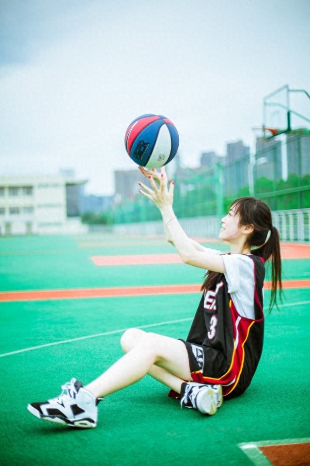 一大拨妹子与篮球的图集！可做头像壁纸！小编收藏！速度拿下