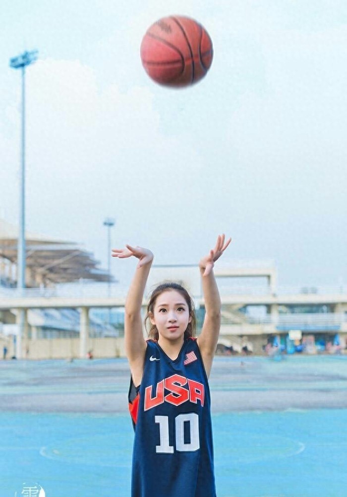 一大拨妹子与篮球的图集！可做头像壁纸！小编收藏！速度拿下