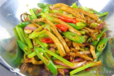 ​干锅茶树菇这样做口感鲜辣劲道，越吃越香越入味，做一锅不够吃