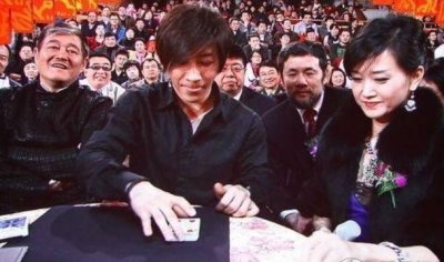 ​沙溢自曝春晚给刘谦魔术当托被网友吐槽，而董卿的反映被点赞！