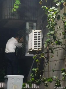 ​东南大学校园内一男子疑偷拍女浴室，校方：系校外人员，已抓获