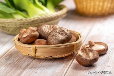 ​香菇怎么吃？干香菇与新鲜香菇的经典搭配，简单易操作适合上班族