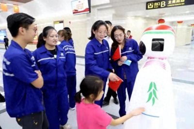 ​接待+讲解+人脸识别！如此优秀的智能机器人“小蓝”十分惹人爱
