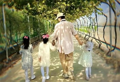 ​张杰晒和女儿们的背影合照，画面温馨和睦，惹人羡慕