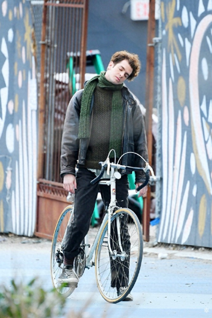 分享安德鲁·加菲尔德片场照，随性与自然，不爽型的酷