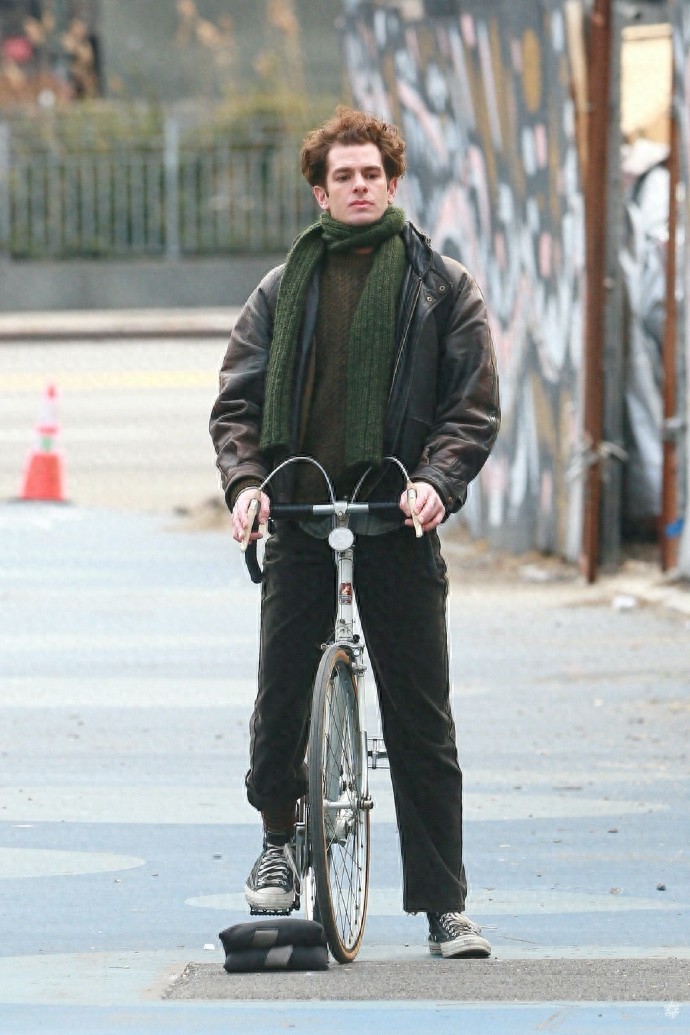 分享安德鲁·加菲尔德片场照，随性与自然，不爽型的酷