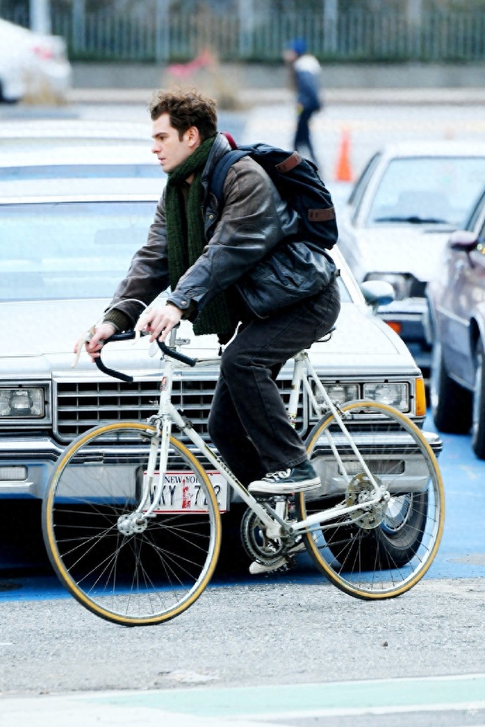 分享安德鲁·加菲尔德片场照，随性与自然，不爽型的酷