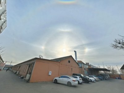 ​空中出现三个太阳？ 两边亮点为幻日 高空冰晶折射形成