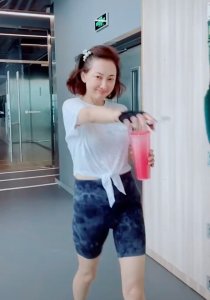 ​48岁牛莉晒健身照，大长腿吸睛马甲线消失，素颜憔悴发际线太高