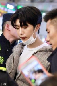 ​范丞丞恋情风波后首次露面，面色憔悴引人关注