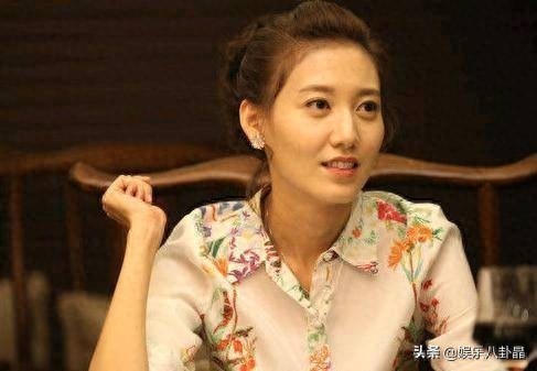 出道多年不温不火，气质酷似高圆圆，嫁圈外老公今成这般模样