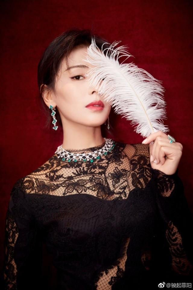 刘涛美照，黑色镂空蕾丝裙，手拿白羽毛，展现美艳绝伦气质，撩人