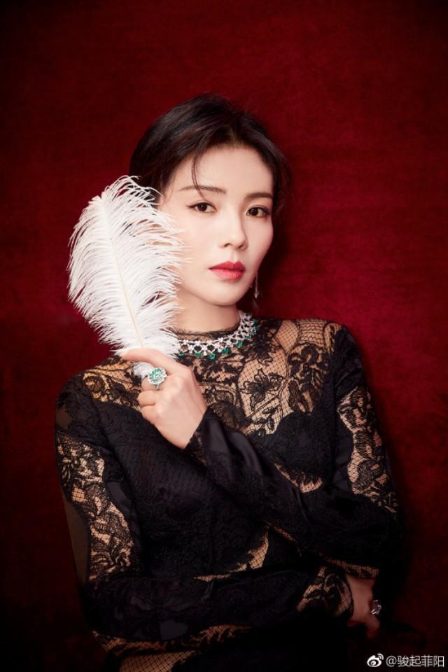 刘涛美照，黑色镂空蕾丝裙，手拿白羽毛，展现美艳绝伦气质，撩人