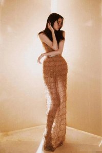 ​关晓彤出席活动造型惹争议，一袭抹胸透视蛋糕裙，底裤都被看光！