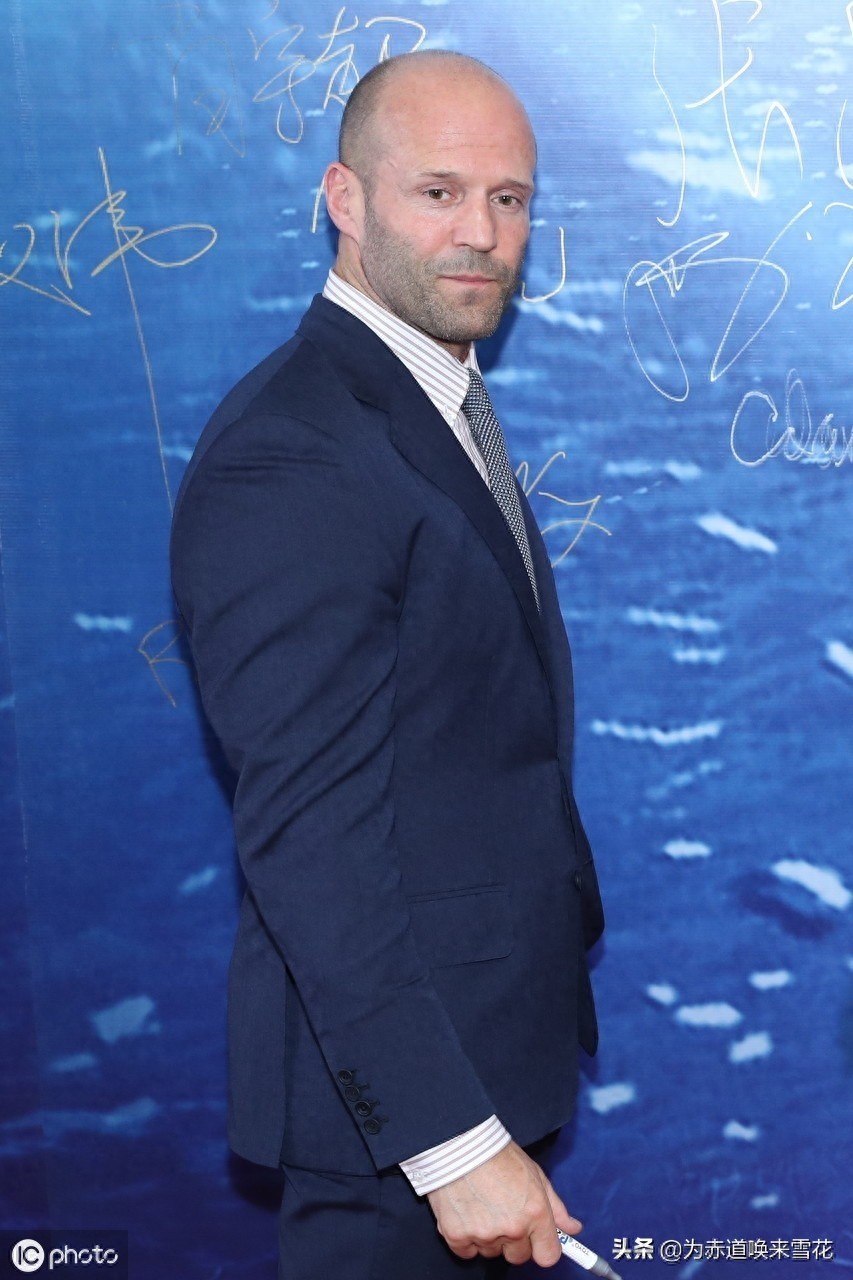 西装暴徒！杰森斯坦森，穿上西装你就看不到我的肌肉了