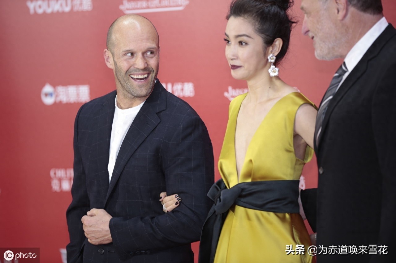 西装暴徒！杰森斯坦森，穿上西装你就看不到我的肌肉了