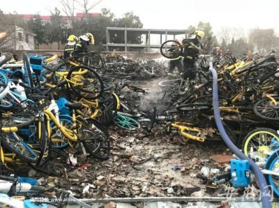 ​合肥共享单车堆放点起火不时传出爆炸声 原因正调查
