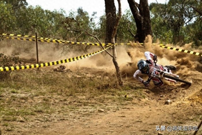 笑岔气的搞笑图片：老板就是老板，接的水都比我接的好喝