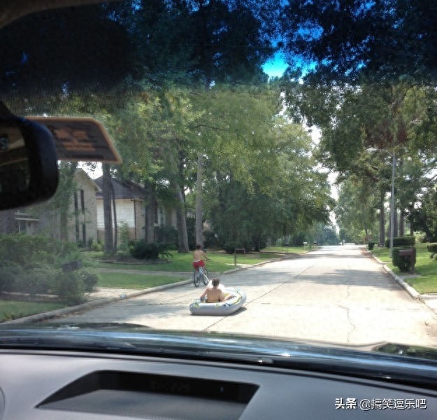 笑岔气的搞笑图片：老板就是老板，接的水都比我接的好喝