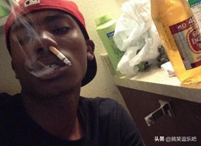 笑岔气的搞笑图片：老板就是老板，接的水都比我接的好喝