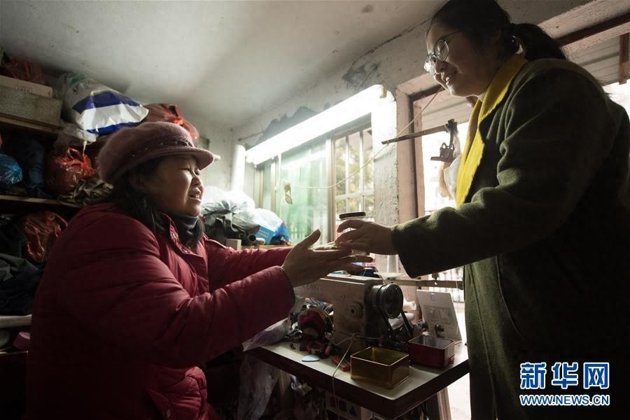 “一元裁缝铺”：冬日里的温暖坚守